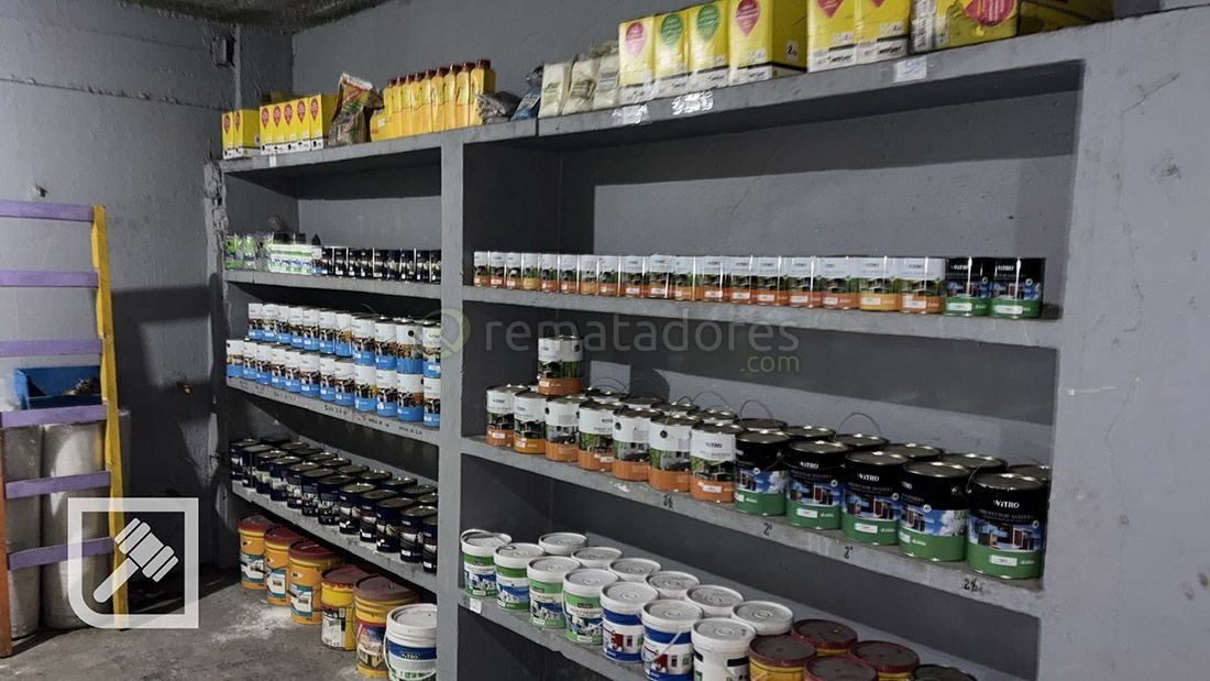 Lote de Pinturas y Recipientes Varios