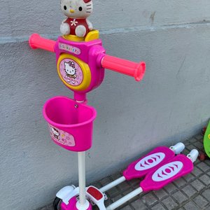 Monopatín Infantil Rosado "Hello Kitty", Casco y Patineta Verde - imagen 6