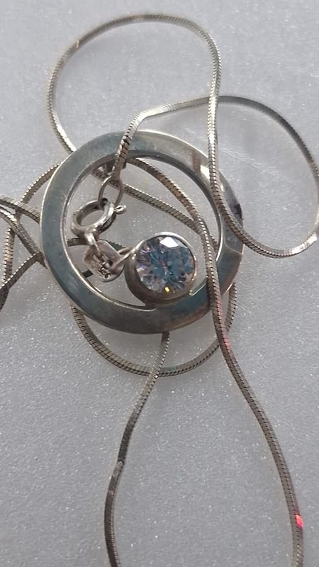 Cadena y Colgante Circular con Piedra Brillante en Plata