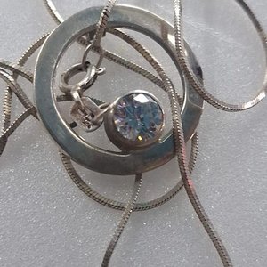 Lote anterior: Cadena y Colgante Circular con Piedra Brillante en Plata