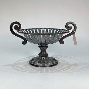 Lote siguiente: Centro de Mesa Decorativo de Hierro Estilo Copón con Asas