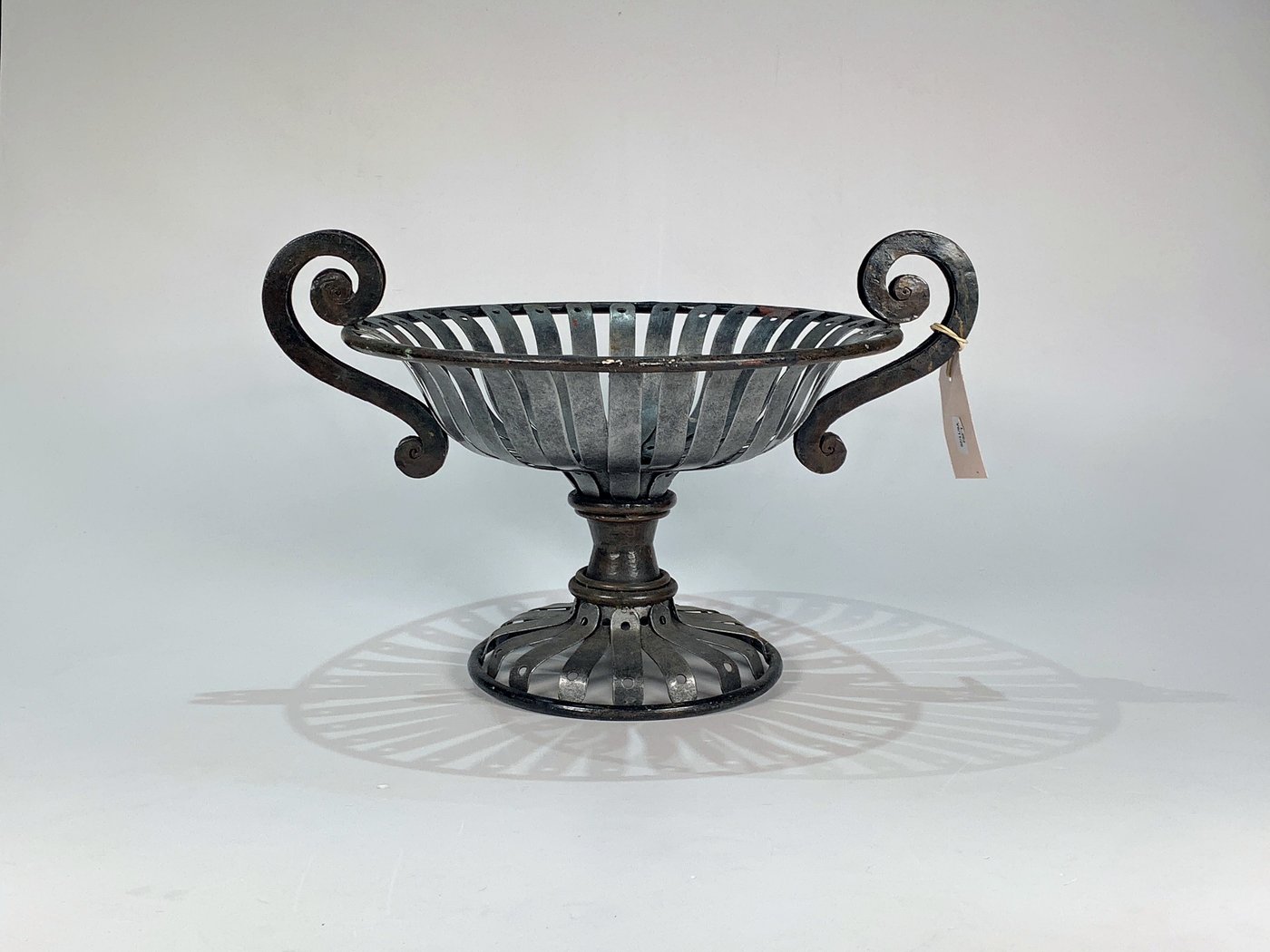 Centro de Mesa Decorativo de Hierro Estilo Copón con Asas