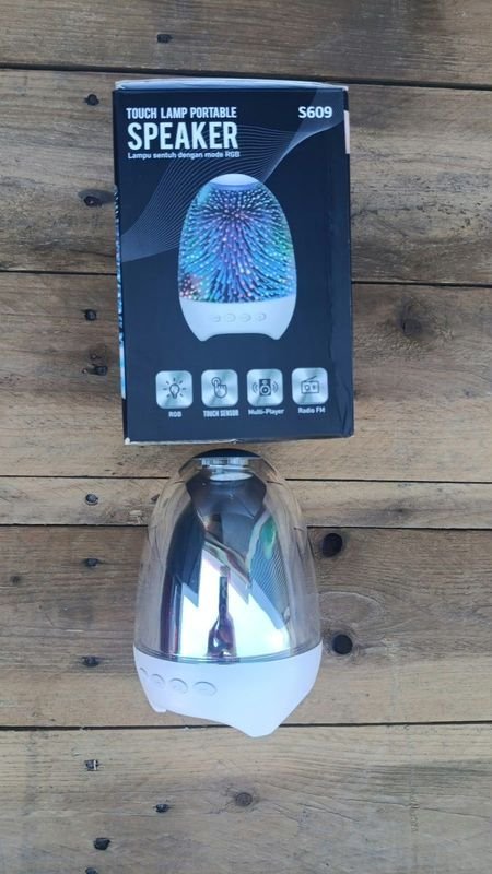 Lámpara Portátil con Luz RGB y Altavoz Bluetooth S609