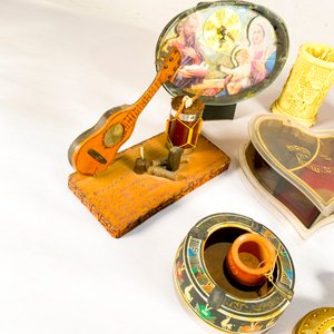 Lote de Adornos Variados: Jarras, Reloj, Guitarra y Más - imagen 3