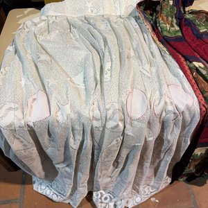 Lote de Dos Cortinas: Calada Blanca y Estampada de Caballos - imagen 2