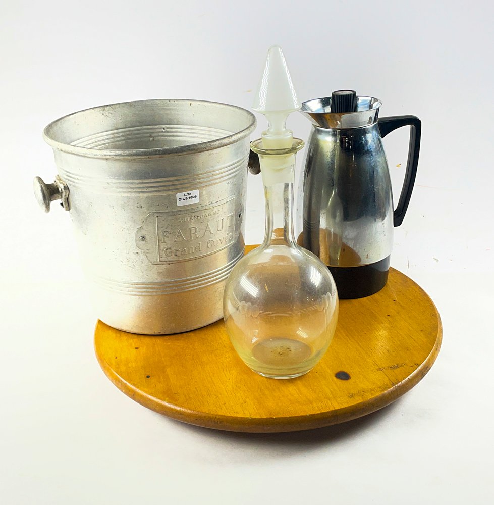 Set de 4 piezas: Cubo para champagne, botellón, jarra y plato para torta