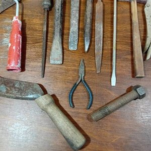 Lote de Herramientas Varias: Hoz, Destornilladores, Pinzas, Llave Morsa y Más - imagen 4