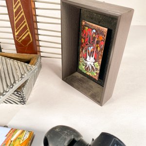 Lote de Artículos Varios: Corbatera, Set de Cartas, Alhajero, Cuadritos y Linterna - imagen 4