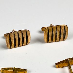Cuatro Pares de Gemelos Dorados con Diseño Rayado y Geométrico - imagen 5
