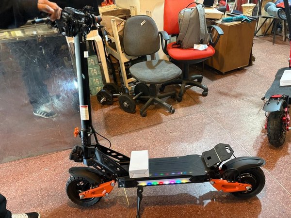 Monopatín Eléctrico Negro con Luces LED y Doble Rueda Trasera - imagen 1