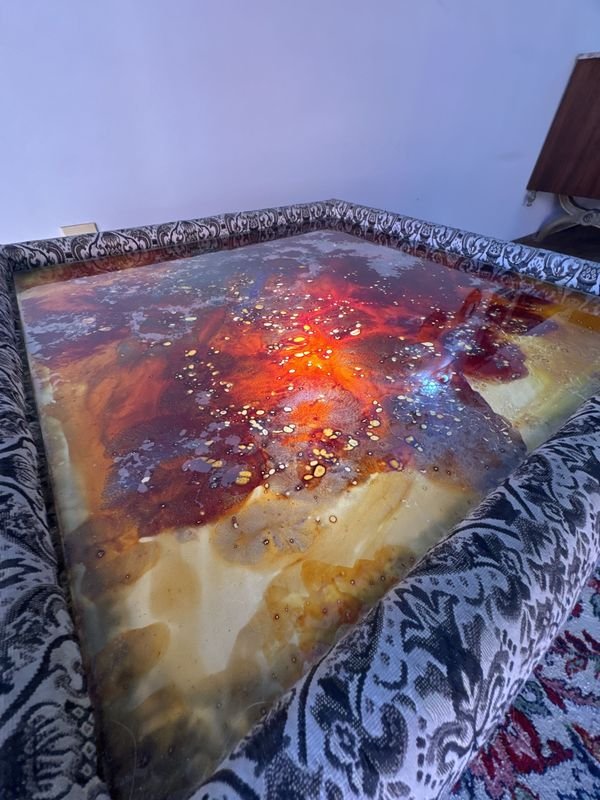 Mesa ratona con iluminación y tapa de vidrio artística - imagen 9