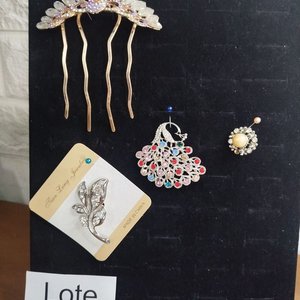 Lote siguiente: Lote de Accesorios: Peineta y Prendedores con Pedrería y Motivo de Pavo Real