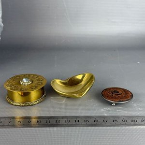 Lote siguiente: Conjunto de Joyero Redondo y Despojador en Bronce Dorado