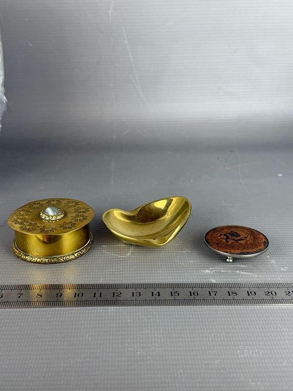 Conjunto de Joyero Redondo y Despojador en Bronce Dorado