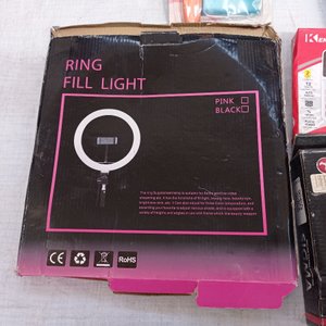 Siete piezas: 2 aros de luz para selfie, teclado con mouse, mesa portatil, calculadora y otros. - imagen 7