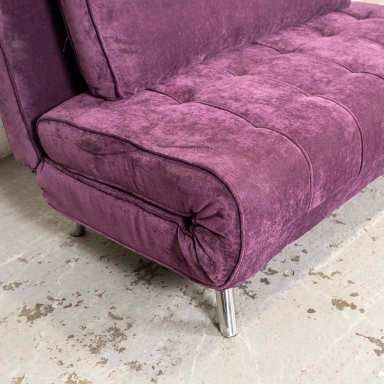 Sofá cama de dos cuerpos con tapizado violeta y patas cromadas - imagen 2