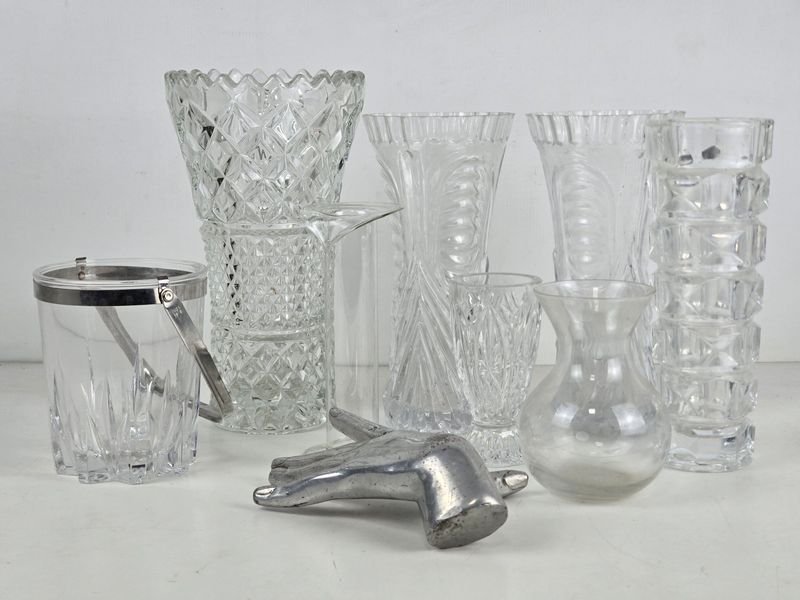 Lote de Floreros y Jarrón Decorativo en Cristal Tallado y Hielera Metálica