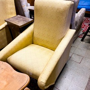 Mesa de centro de madera y sillones de tapizado estampado - imagen 3