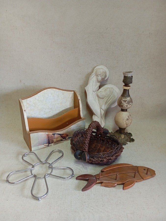 Lote siguiente: Pie de lampara en bronce y madera decorativa