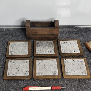 Set de 6 Posavasos de Peltre con Soporte de Madera y Cuadro Decorativo - imagen 5