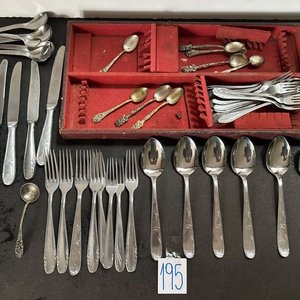 Lote siguiente: Juego de Cubiertos con Bandeja Metálica