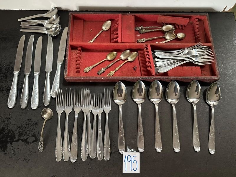 Juego de Cubiertos con Bandeja Metálica