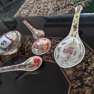 Conjunto de Cucharas y Cuencos de Porcelana Japonesa con Decoración Floral - imagen 3