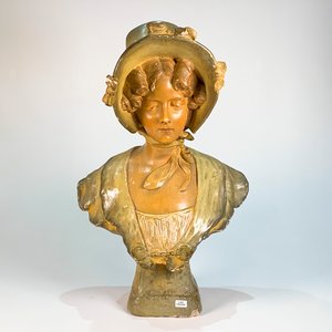 Lote siguiente: Busto de Dama Antigua en Cerámica con Sombrero