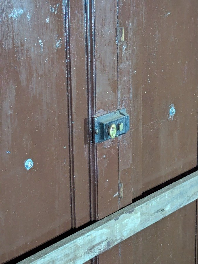 Puerta antigua de madera con marco y manotones de bronce - imagen 8