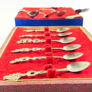 Conjunto de 10 Cucharitas de Metal con Cabo Labrado y Caja Original - imagen 3