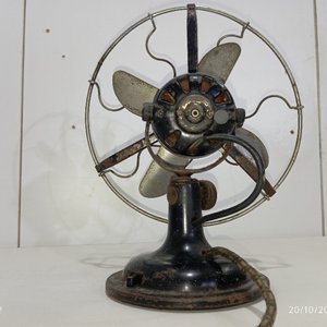 Ventilador de Mesa Antiguo Marelli Diana de Metal con Base Negra - No Funciona - imagen 4