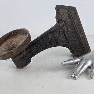 Antiguo Aplique de Pared en Hierro Fundido con Detalle de Mano - imagen 1