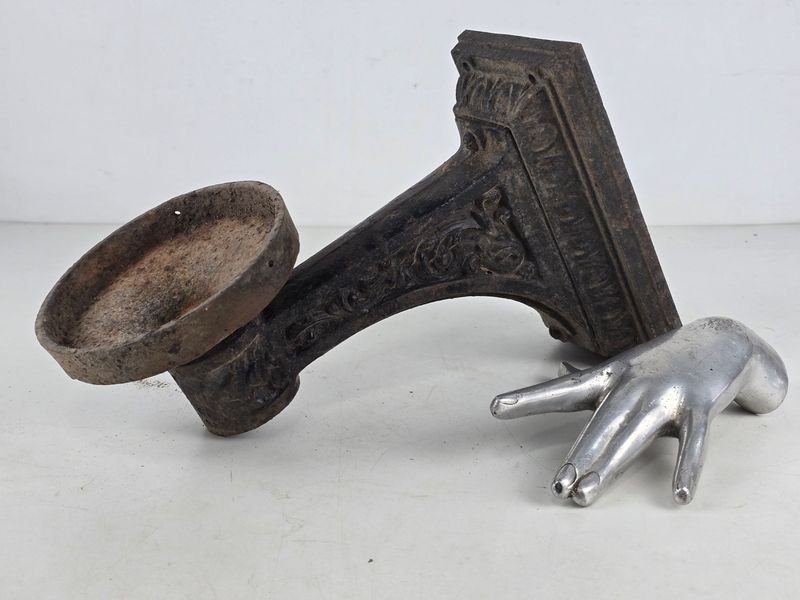 Antiguo Aplique de Pared en Hierro Fundido con Detalle de Mano