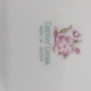 Lote de Porcelana Variada: Teteras, Azucarero, Jarrita, Fuente y Tazas con Platos - imagen 10