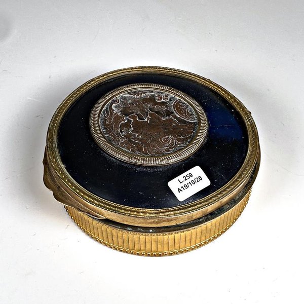 Cofre Alhajero Redondo de Bronce con Medallón Decorativo - imagen 1