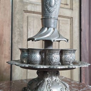Fuente de Vino Plateada con 6 Vasos Estilo Antiguo - imagen 3