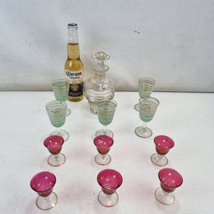 Juego Antiguo de Licorera y 11 Copas de Vidrio Soplado con Detalles Dorados - imagen 2