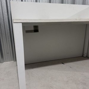 Escritorio Blanco con Divisor y Pasacables - imagen 4