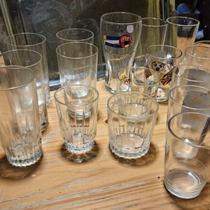 Conjunto de Vasos Varios y Bandeja Metálica - imagen 4