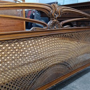 Cama de 2 Plazas en Madera Tallada con Respaldo y Piecera Estilizada - imagen 4