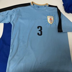 Lote de Ropa Deportiva: Chalecos Azules Talle M, Camiseta Uruguay "Godin" Talle 16 y Camiseta Nacional Talle 12 - imagen 4