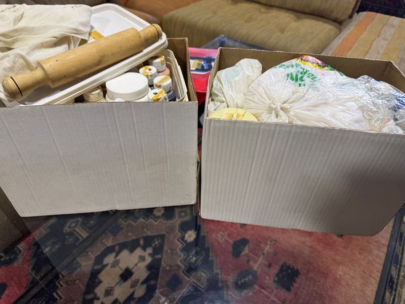 Cajas con pinturas y accesorios para manualidades - imagen 2