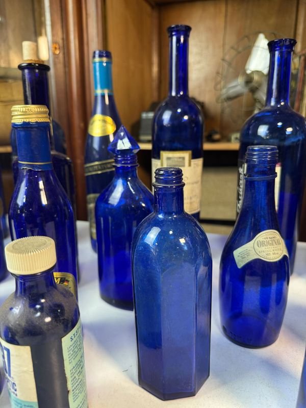 Colección de botellas y vasos de vidrio azul - imagen 7
