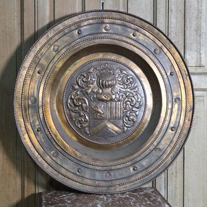Plato de Bronce Repujado con Escudo Heráldico, 65 cm Diámetro - imagen 1