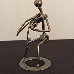 Escultura Artesanal "Violinista" en Metal Estilo Industrial - imagen 3