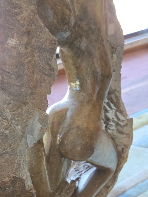 Escultura de mujer desnuda en piedra - imagen 4
