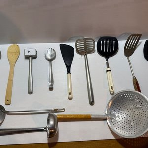 Lote siguiente: Lote de Utensilios de Cocina: Espátulas, Cucharones, Colador y Más