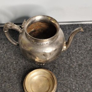 Jarra Antigua de Bronce y Metal con Base Decorativa - imagen 6