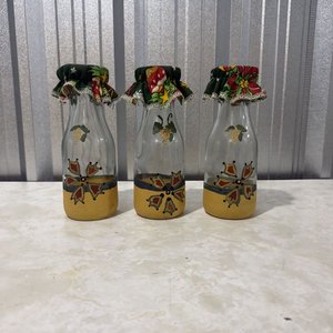 Set de 3 Botellas de Vidrio Decoradas a Mano con Tapas de Tela Estampada - imagen 2