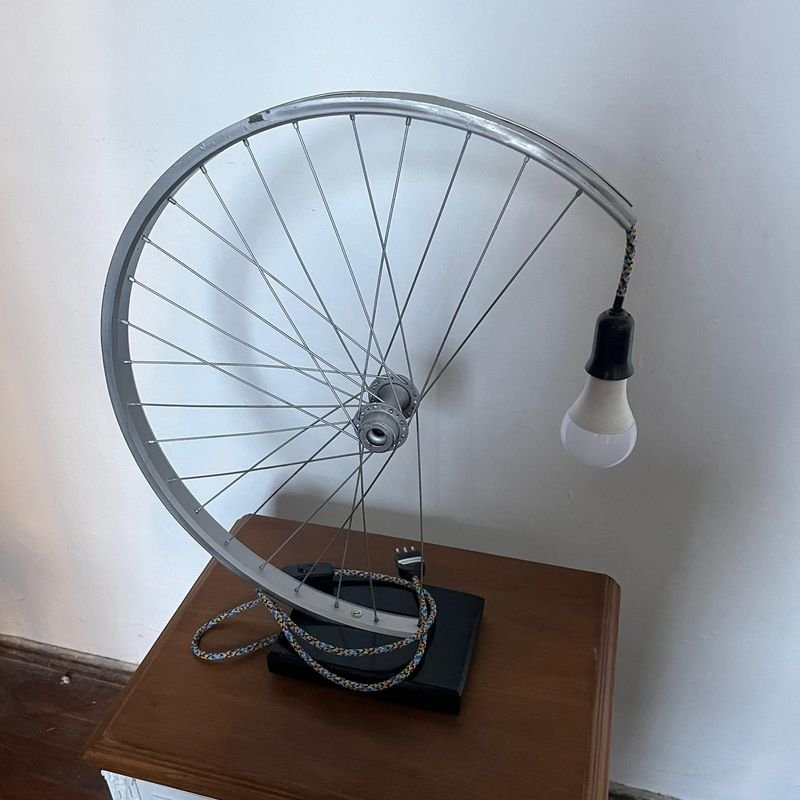 Lámpara rústica artesanal hecha con rueda de bicicleta - imagen 3